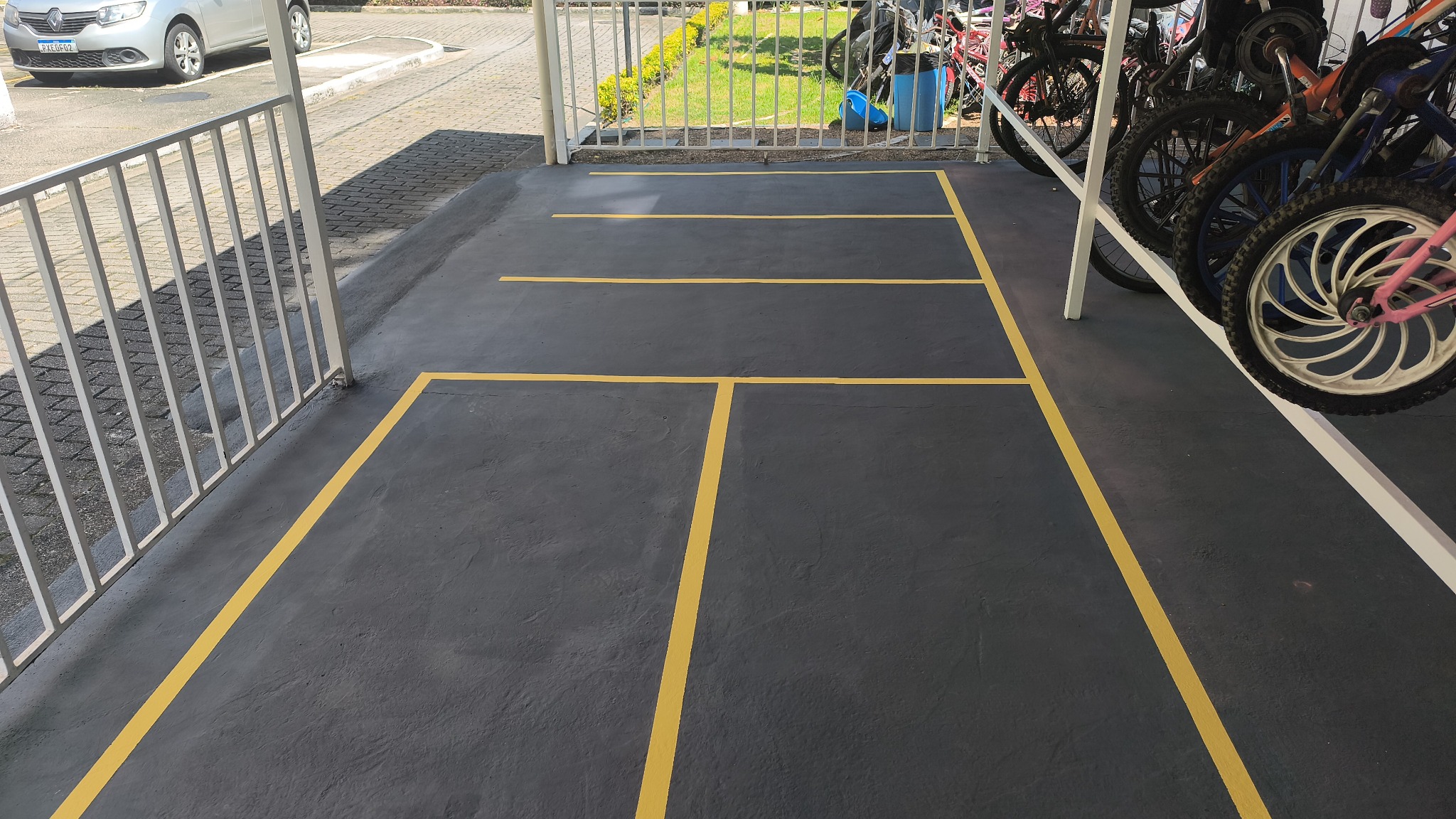 Pintura e demarcação no piso das vagas para bicicletas elétricas
